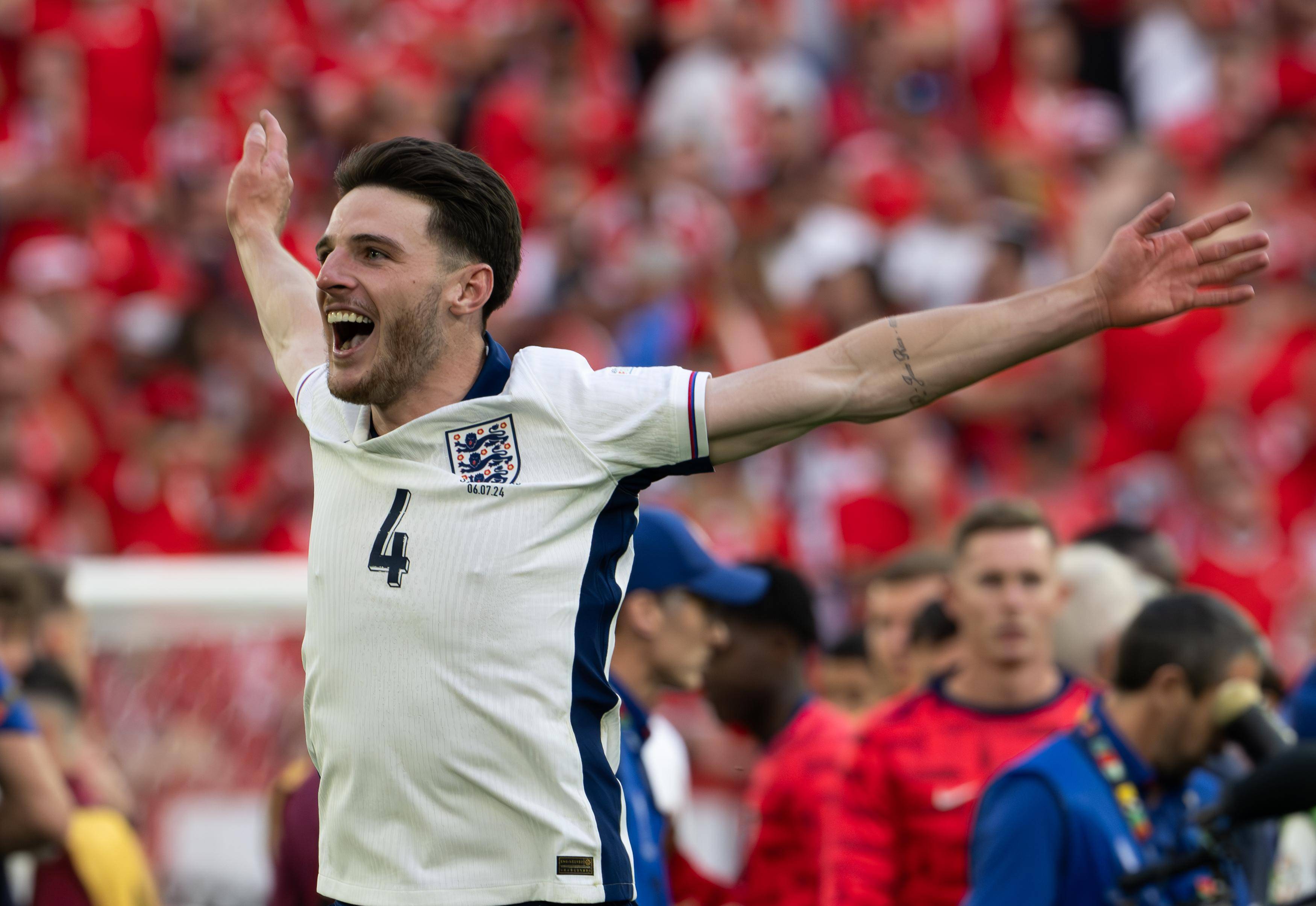 包含英格兰队在欧预赛比赛中碾压对手，实力突出的词条