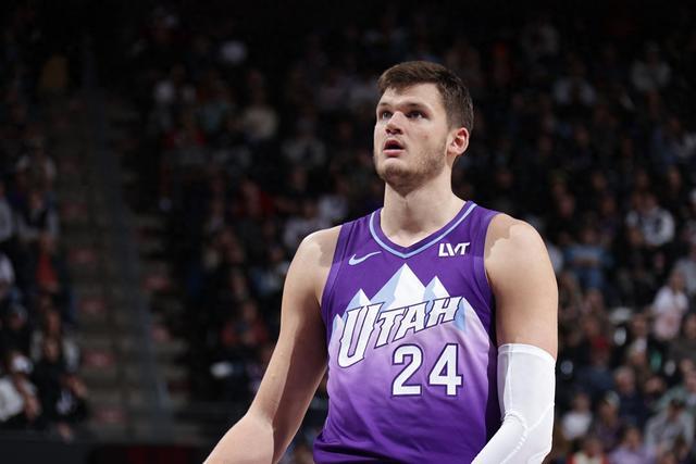 爵士队客场取胜，主帅赞扬球员表现出色