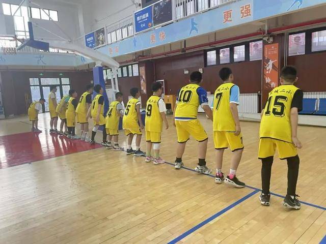 篮球赛场上一边倒？实力强劲队伍碾压对手的简单介绍