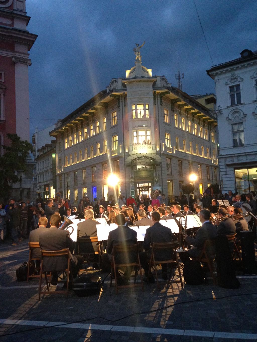 关于斯洛文尼亚选手乘风破浪勇夺宝座的信息