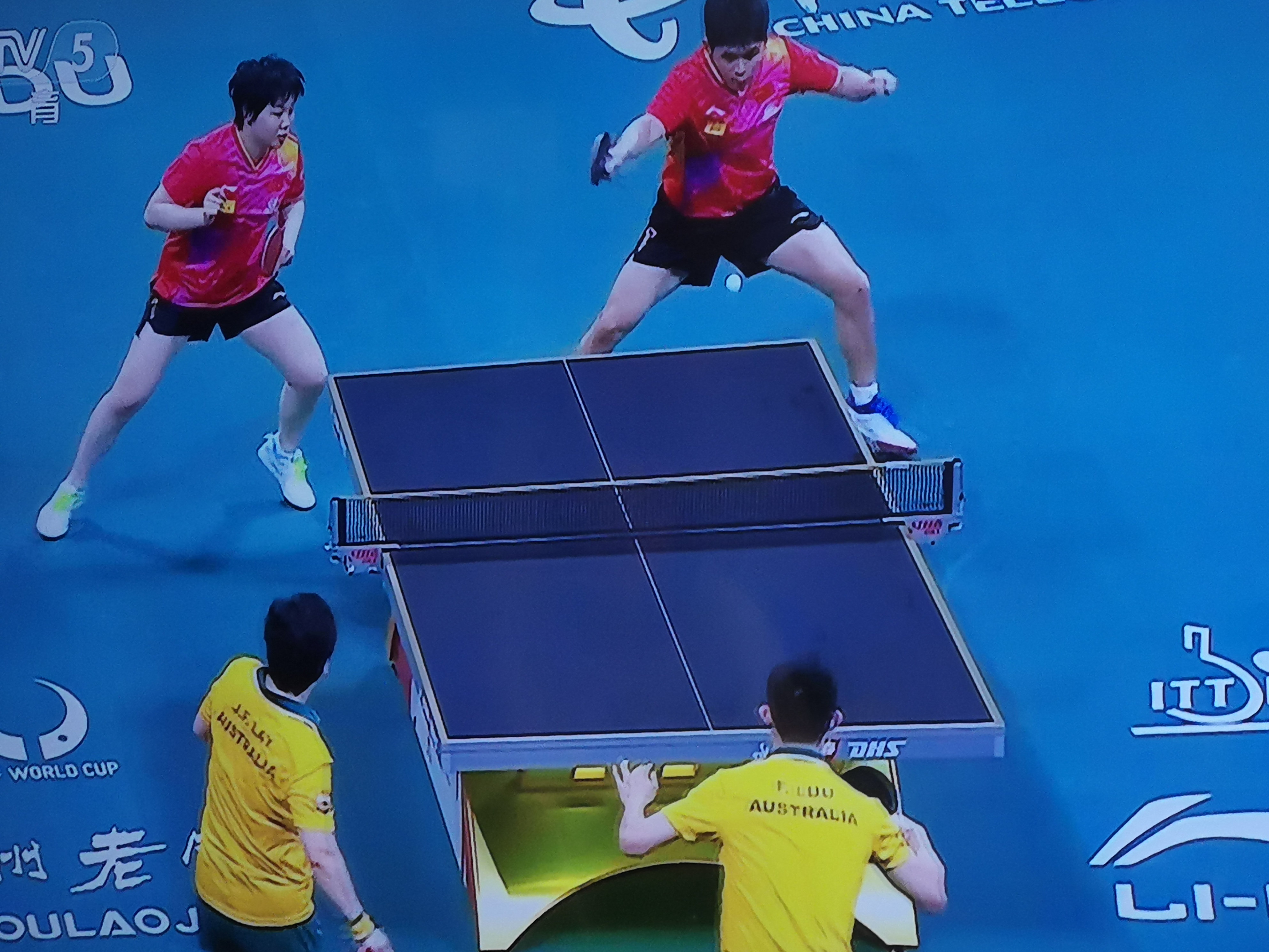 开云下载-比赛场面激烈，球队全力抗衡，争分夺秒