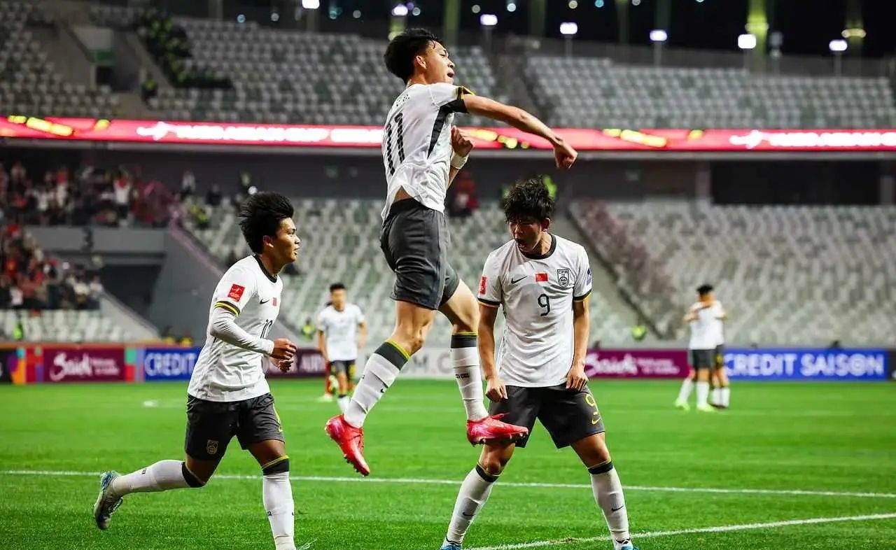 比赛场面激烈，球队全力抗衡，争分夺秒