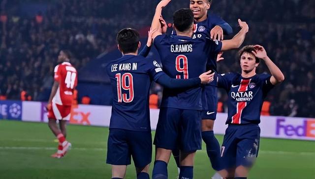 包含巴黎客场大胜曼联，晋级前景一片明亮的词条