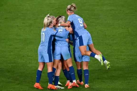爱尔兰女足队意外淘汰英格兰，泪洒赛场