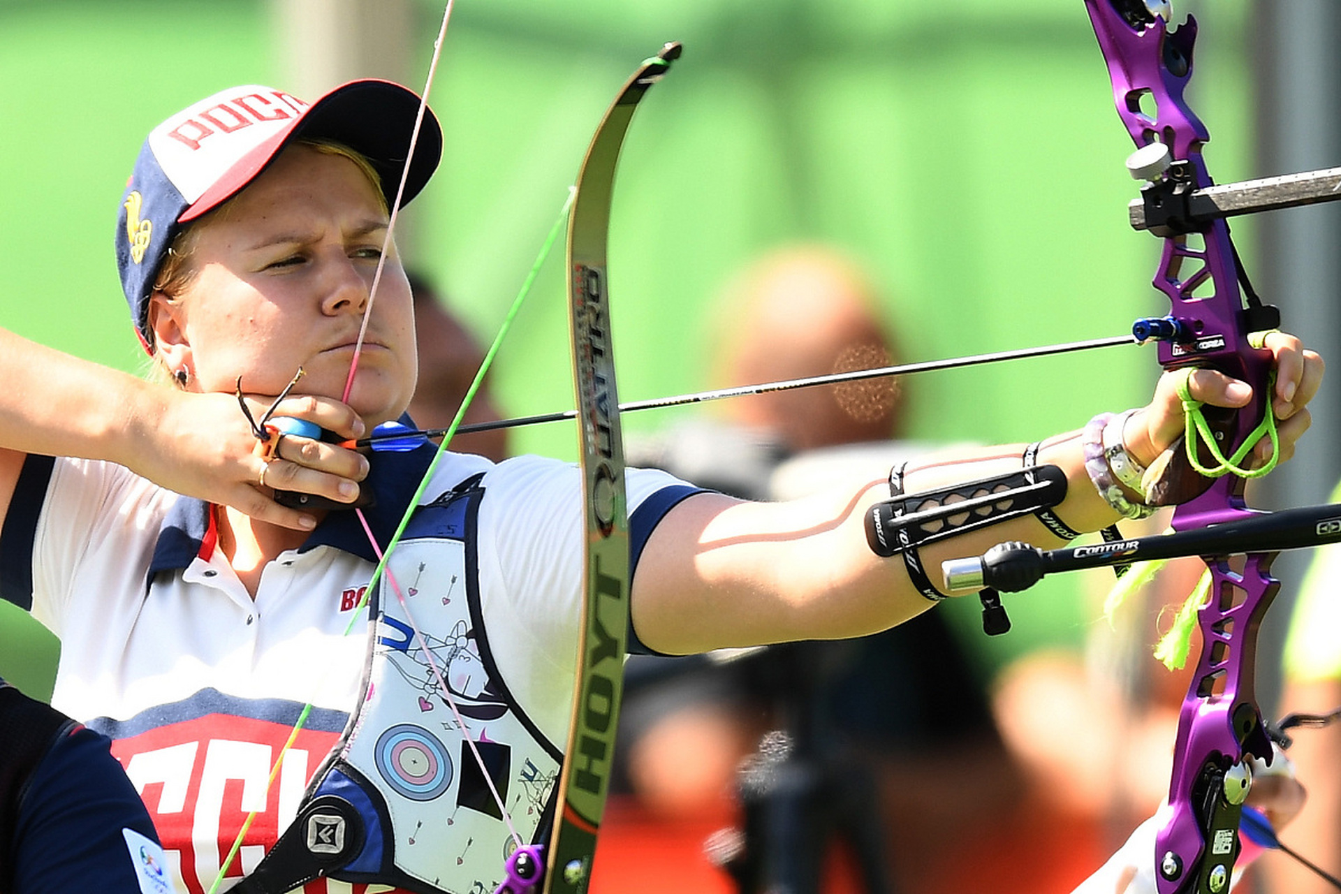 韩国射箭选手准确命中靶心，夺冠在即