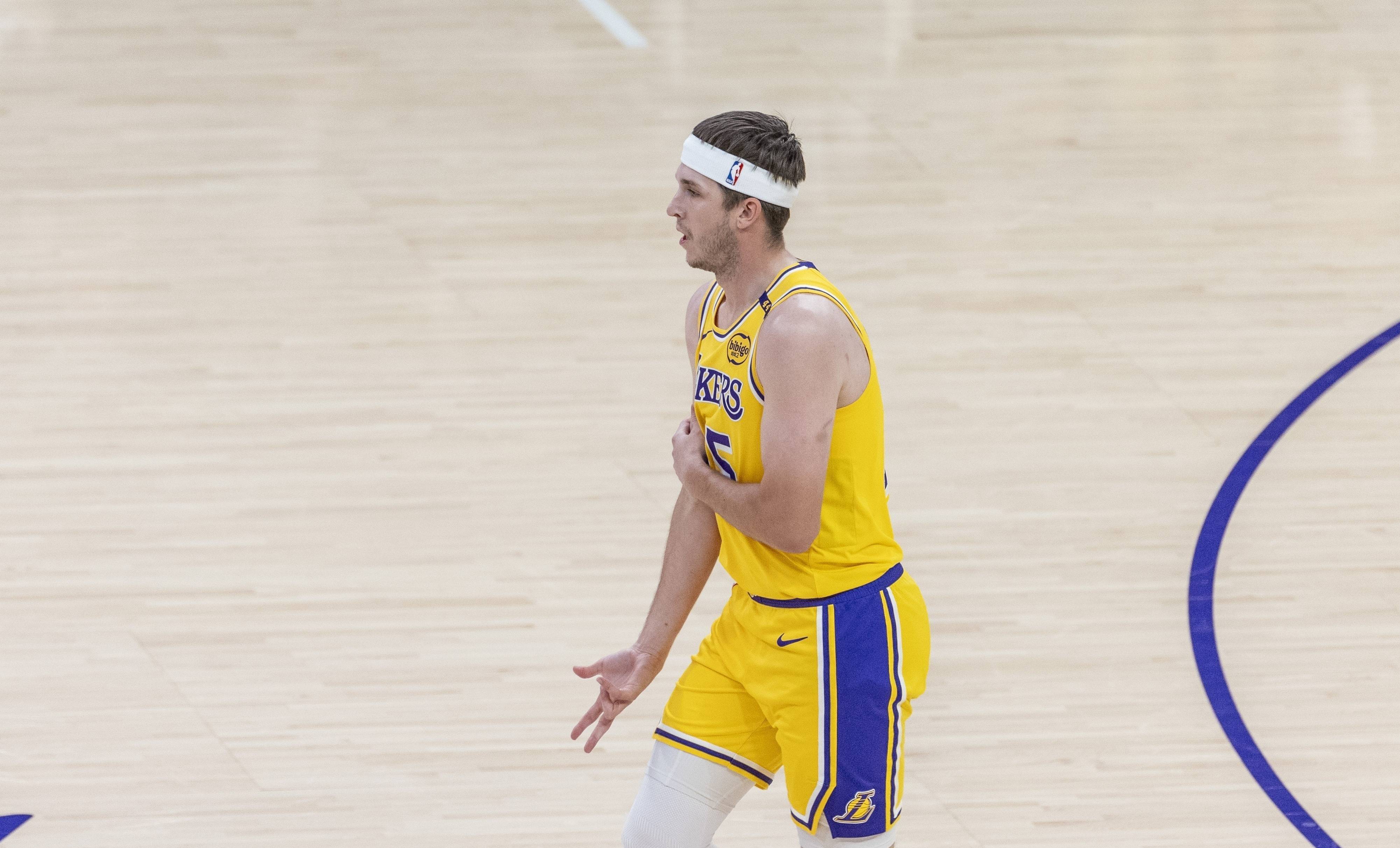 火箭主场击败湖人，成功晋级季后赛