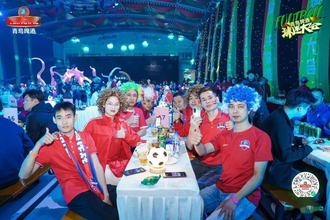 足球比赛精彩纷呈，双方拼尽全力，球迷尽情狂欢的简单介绍