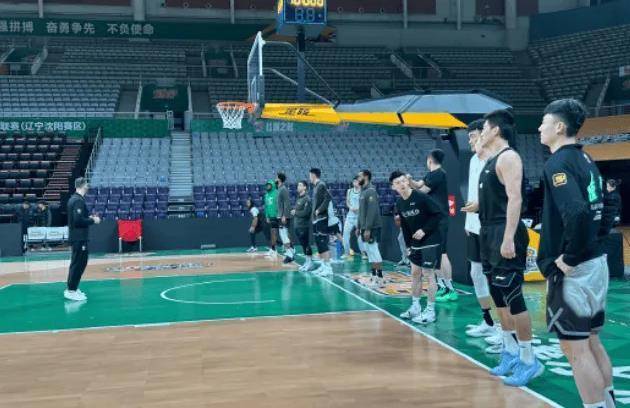 球队备战有方，出场球员精神倍增的简单介绍