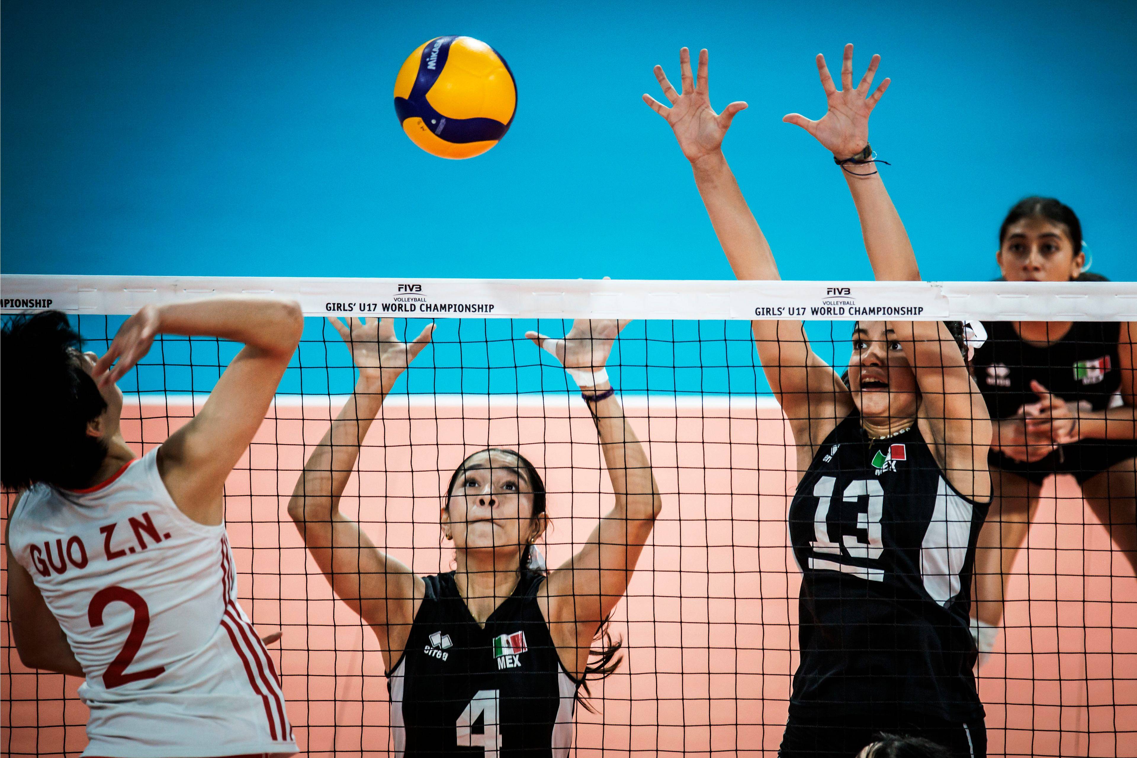 日本女排奋力抢分击败对手晋级