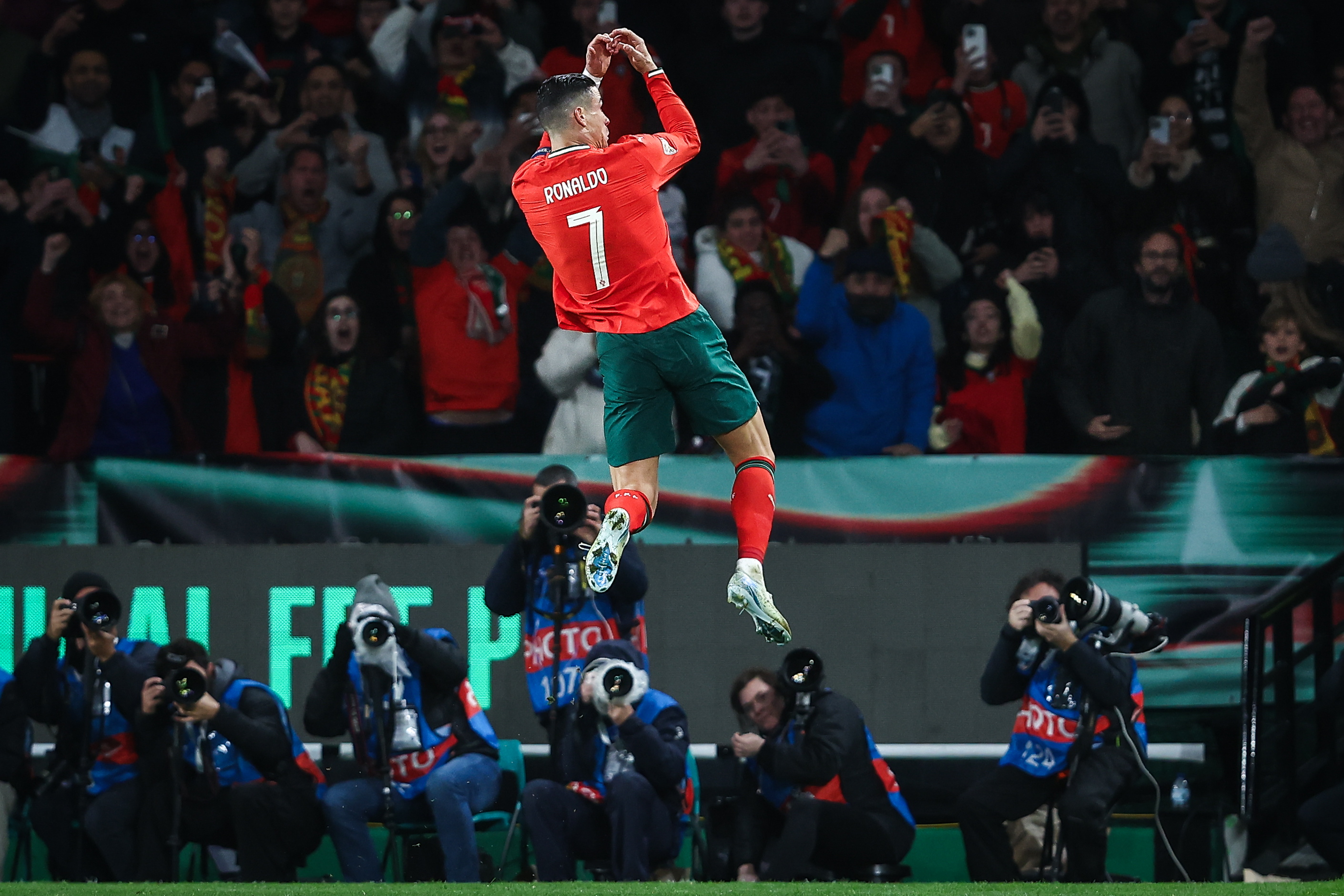 包含-葡萄牙队陷入欧洲预选赛困难境地的词条