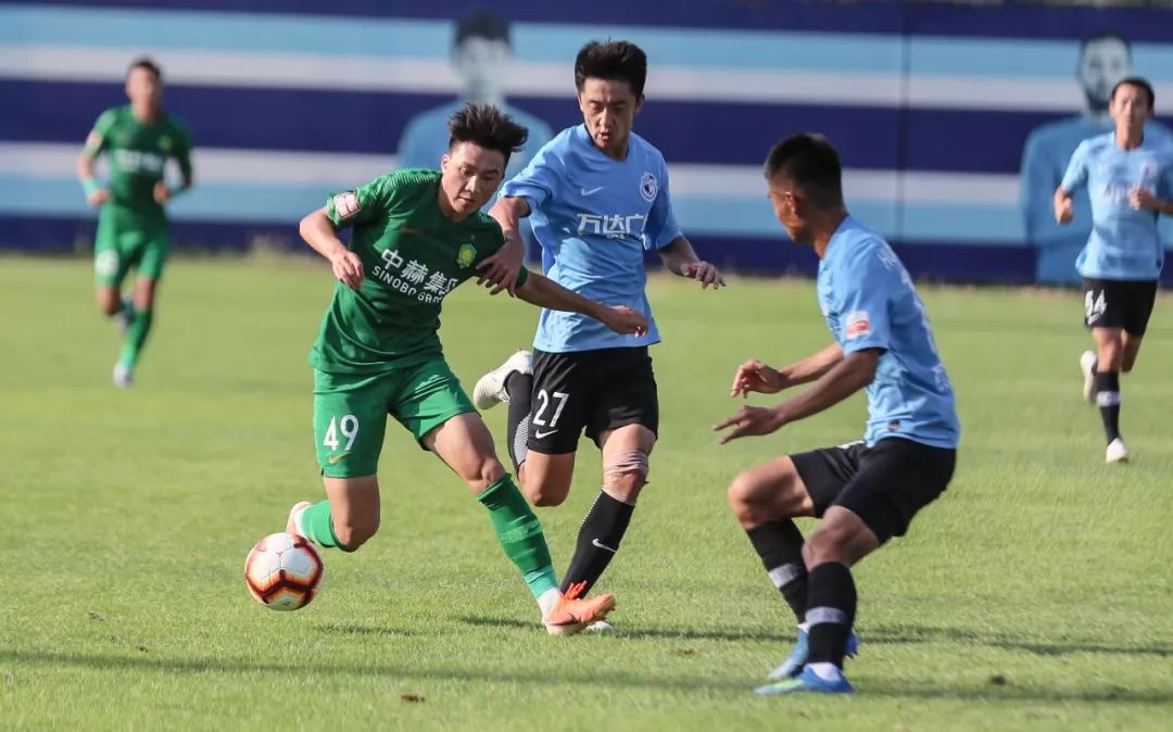 北京中赫国安队在客场战胜大连一方