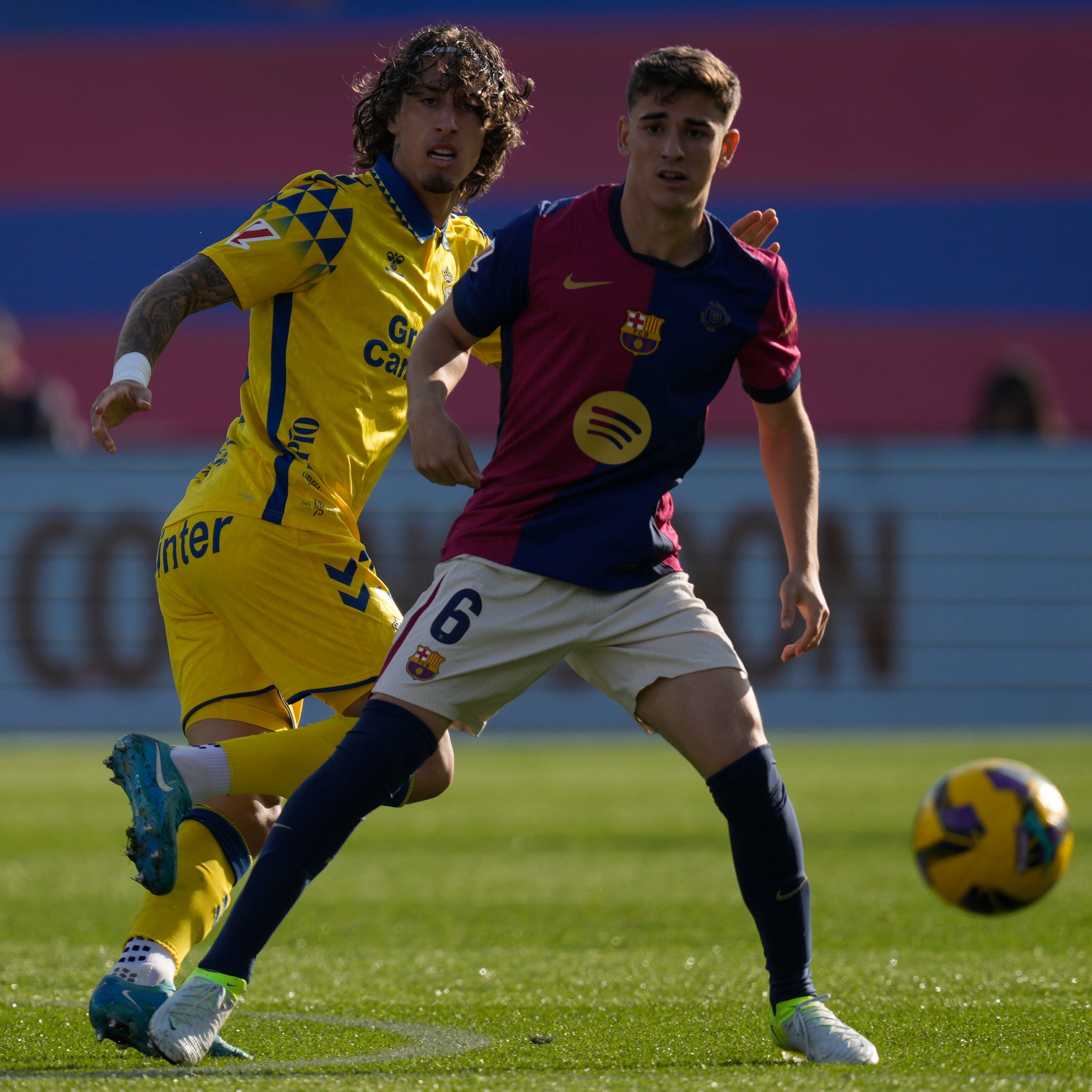 包含拉斯帕尔马斯前锋高兴进球，带动球队士气的词条