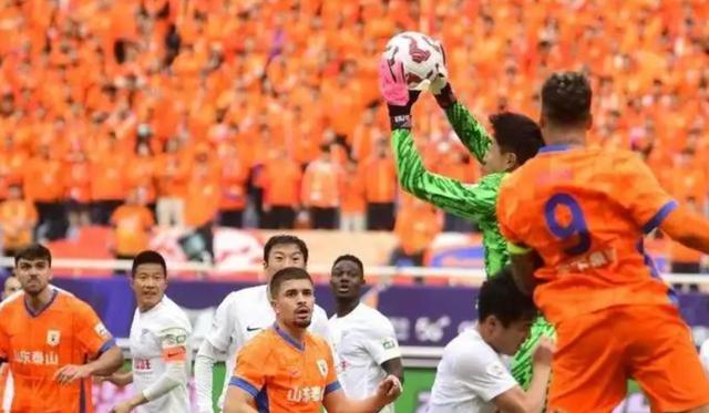 包含现场球迷疯狂呼喊口号，全场回响的词条