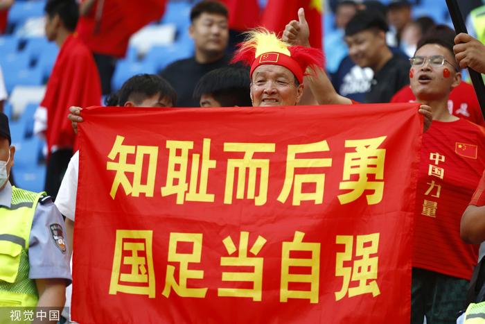 包含现场球迷疯狂呼喊口号，全场回响的词条