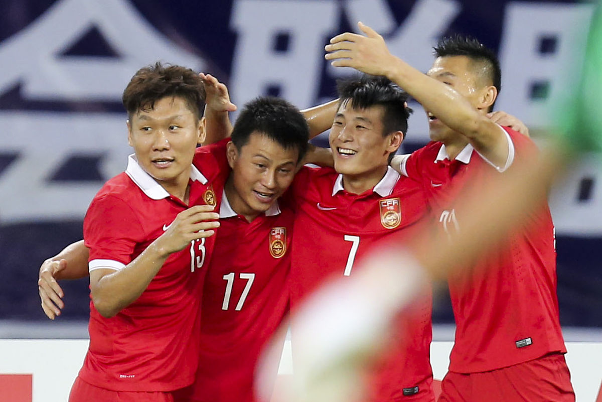 国足比赛中荣誉加身，球员们尽显拼搏精神