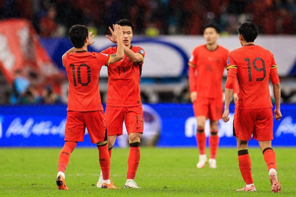 国足比赛中荣誉加身，球员们尽显拼搏精神