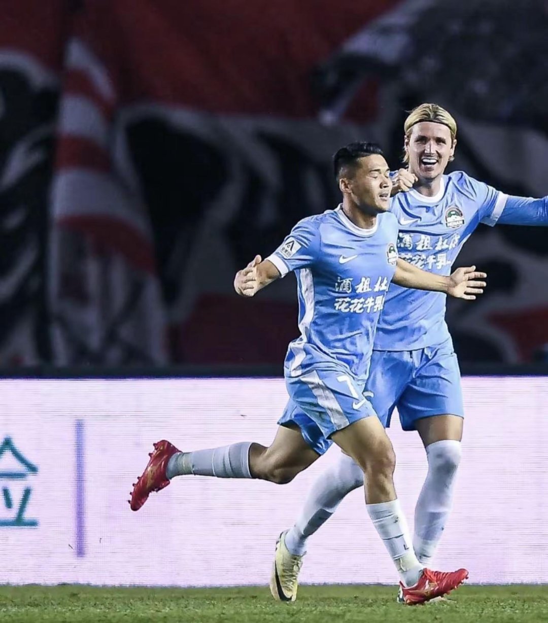 包含狼堡门将神勇扑救，助球队赢得宝贵三分的词条