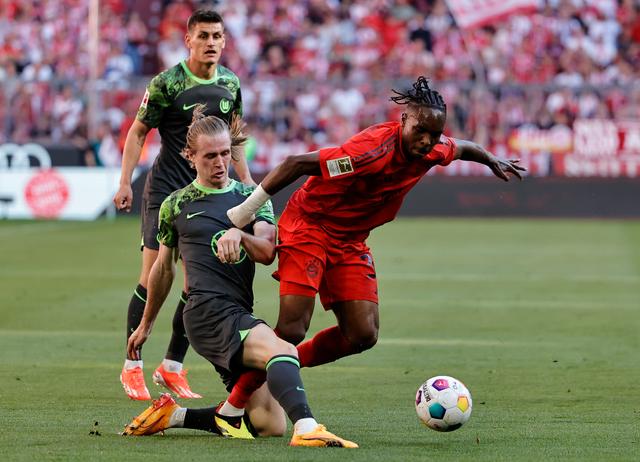 包含狼堡门将神勇扑救，助球队赢得宝贵三分的词条