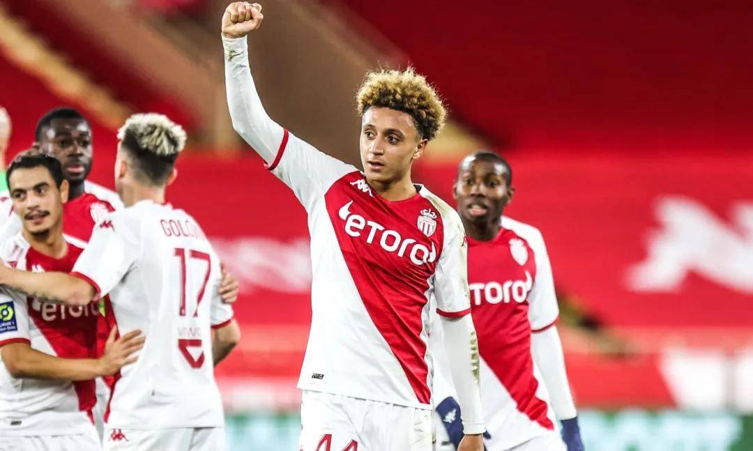 摩纳哥后卫出色表现，助球队获胜