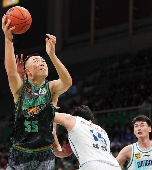 关于人反超猛龙，追赶对手实现逆袭的信息