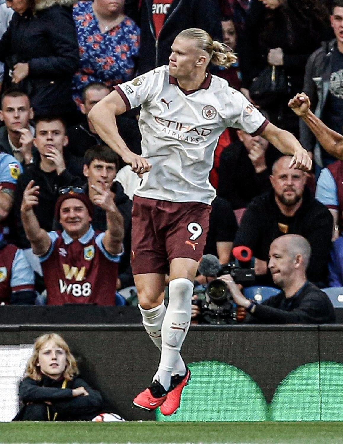 伯恩利客场逼平曼城，力保不败的简单介绍