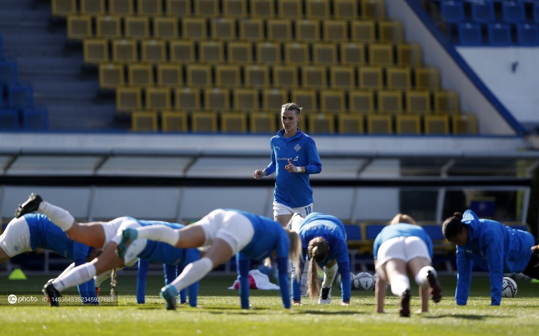 捷克女足展现团结精神，打败对手