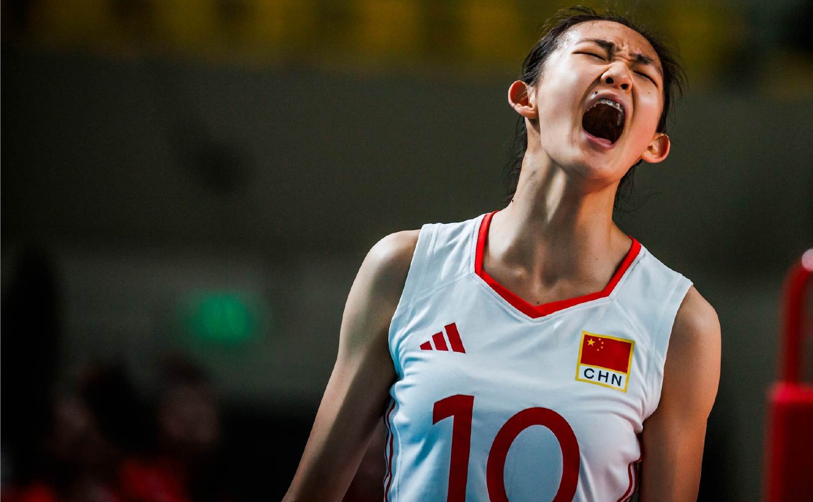 女子400米接力赛场上惊心动魄，中国小组夺银