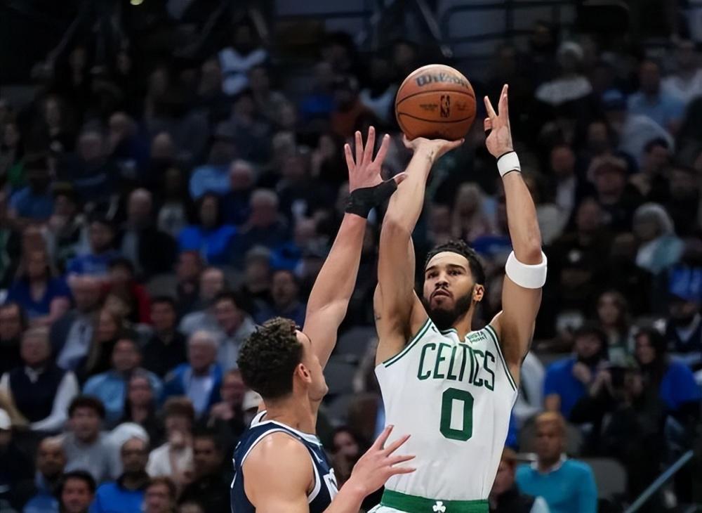 凯尔特人队稳定发挥，主场逆转击败对手