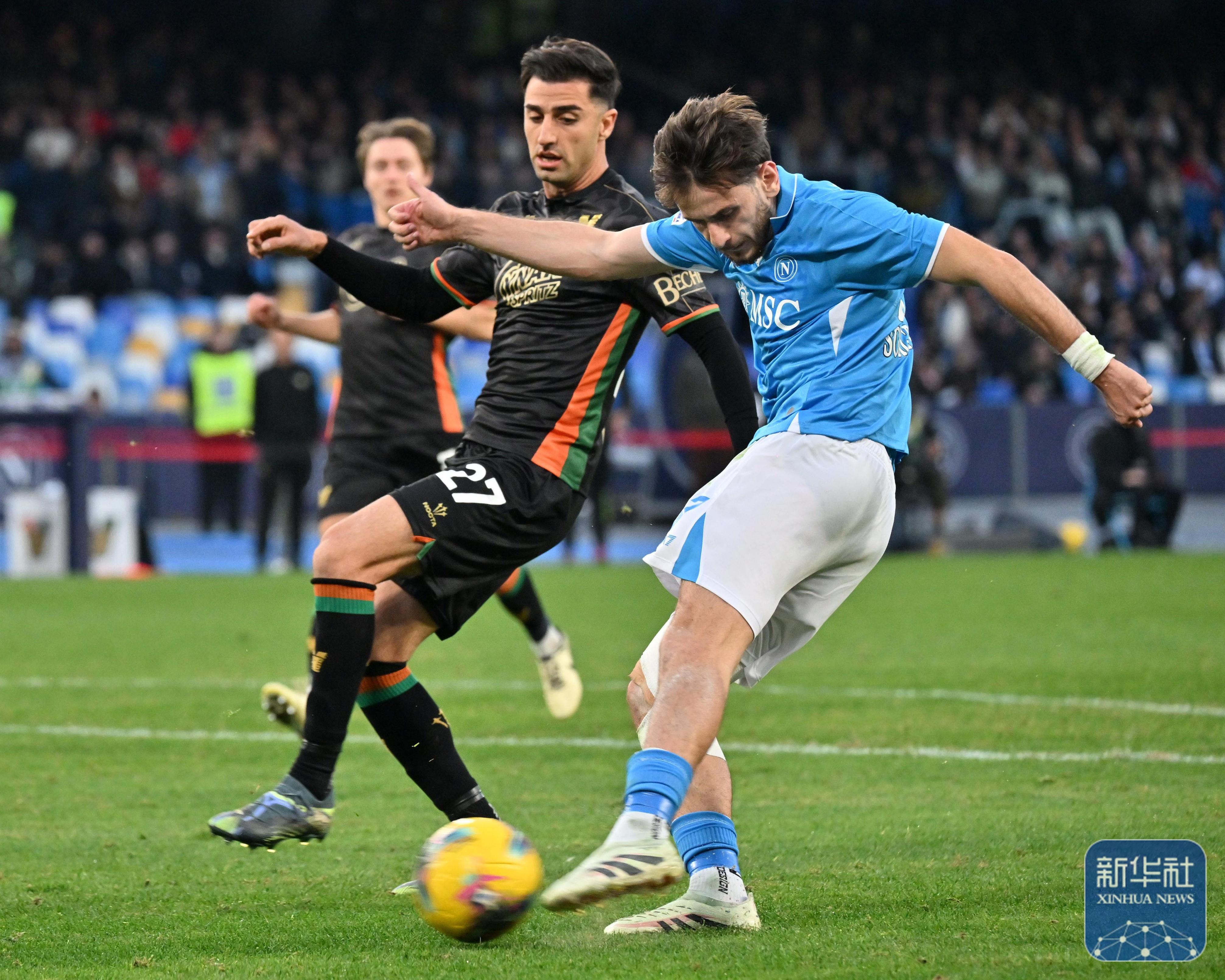 开云APP-欧洲足球职业比赛中球员个个拼尽全力