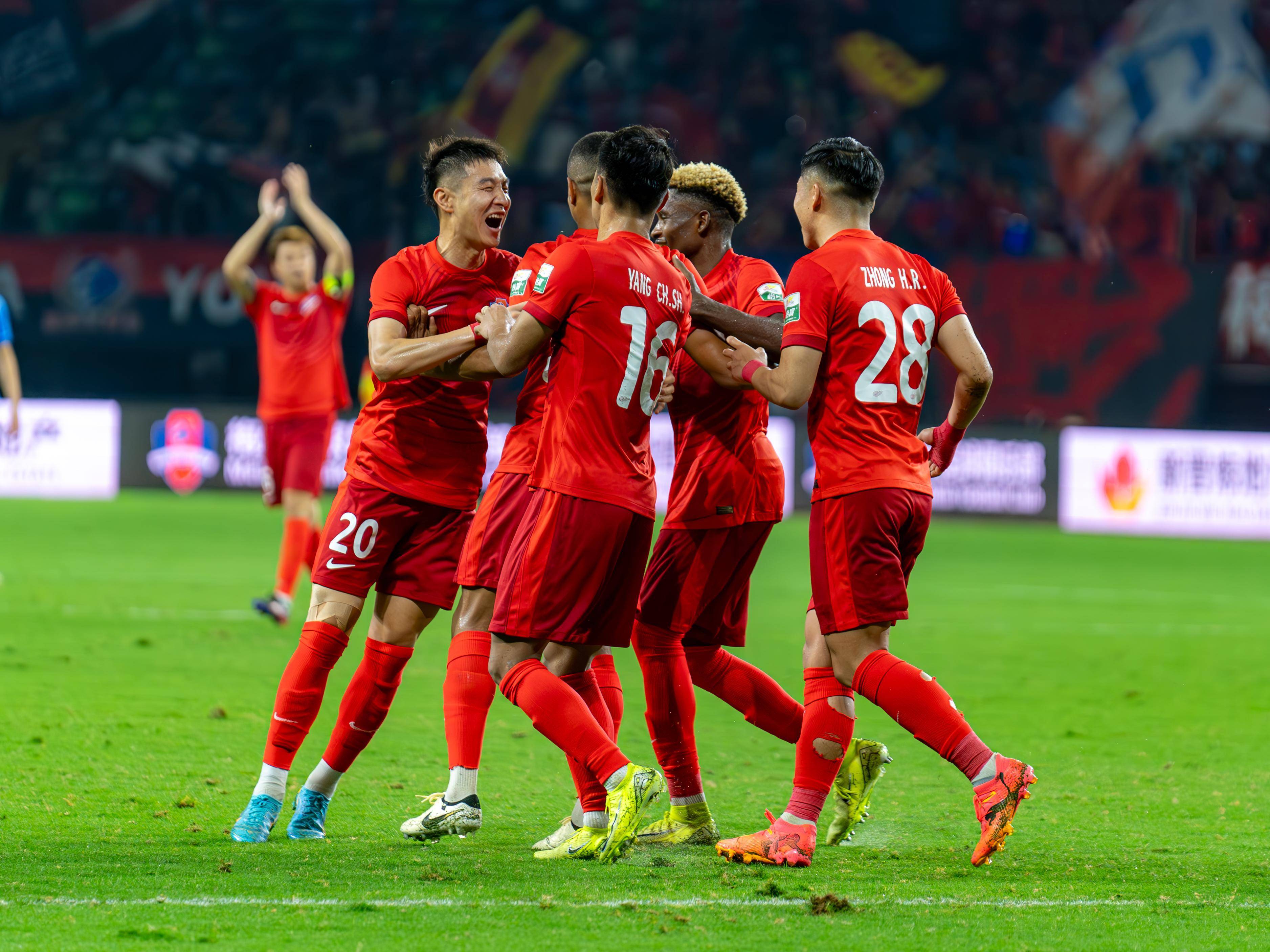 中超比赛球队宣布与外援合同续约事宜