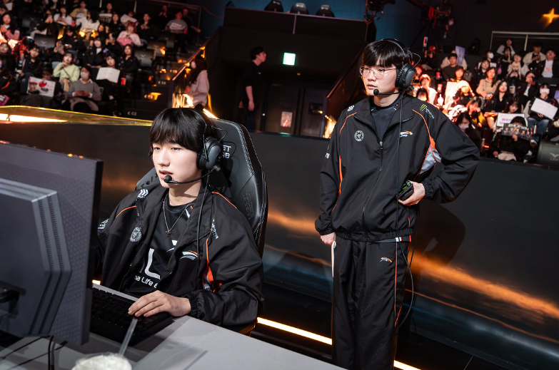 KT鏖战HLE，Peanut操刀奇招英雄翻盘焦点之战八强赛，锁定晋级资格