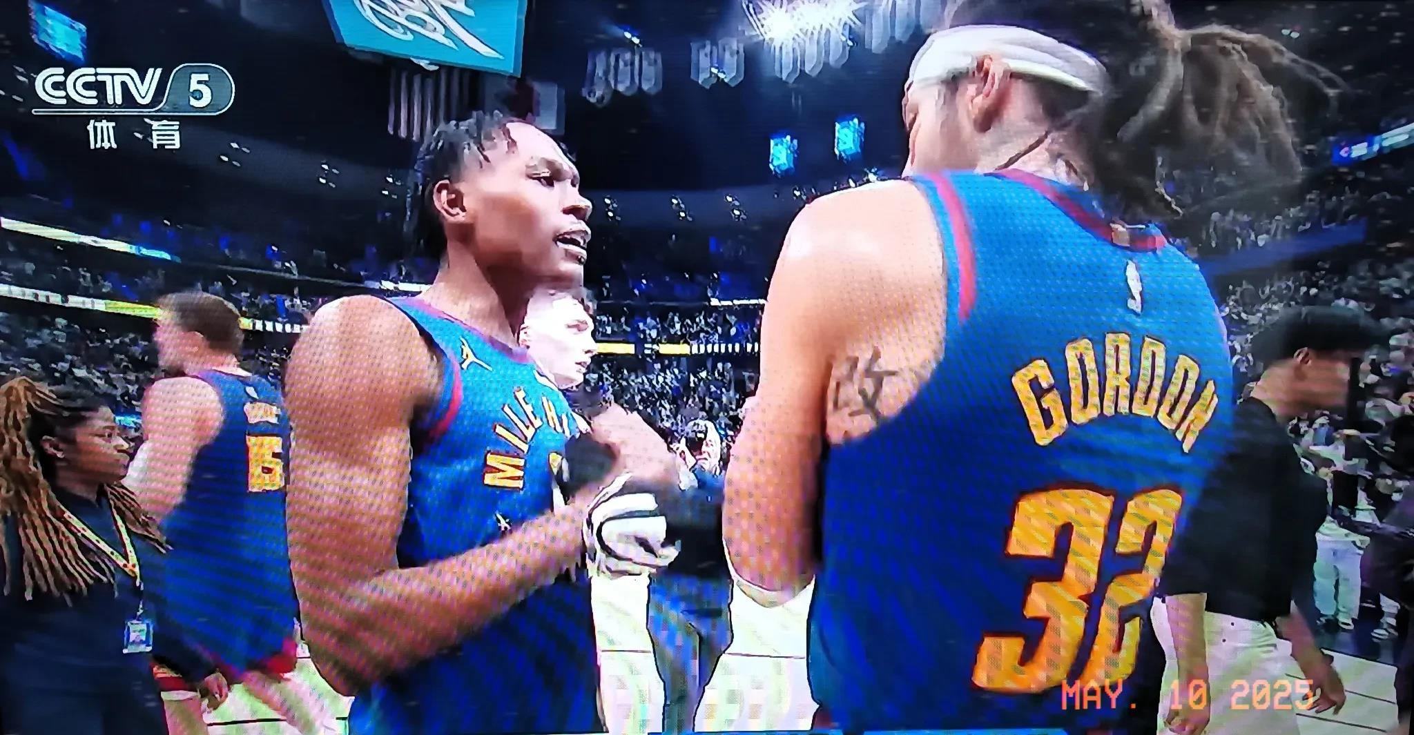 开拓者击败掘金，利拉德孤胆奋战