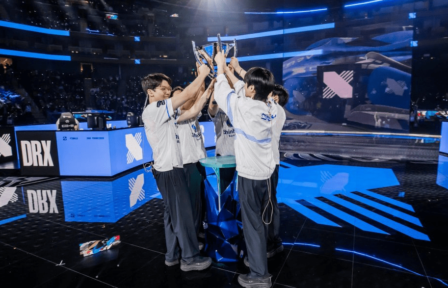 T1鏖战100T，Deft团战一打五顶尖较量成都决赛之夜，引爆全场热议