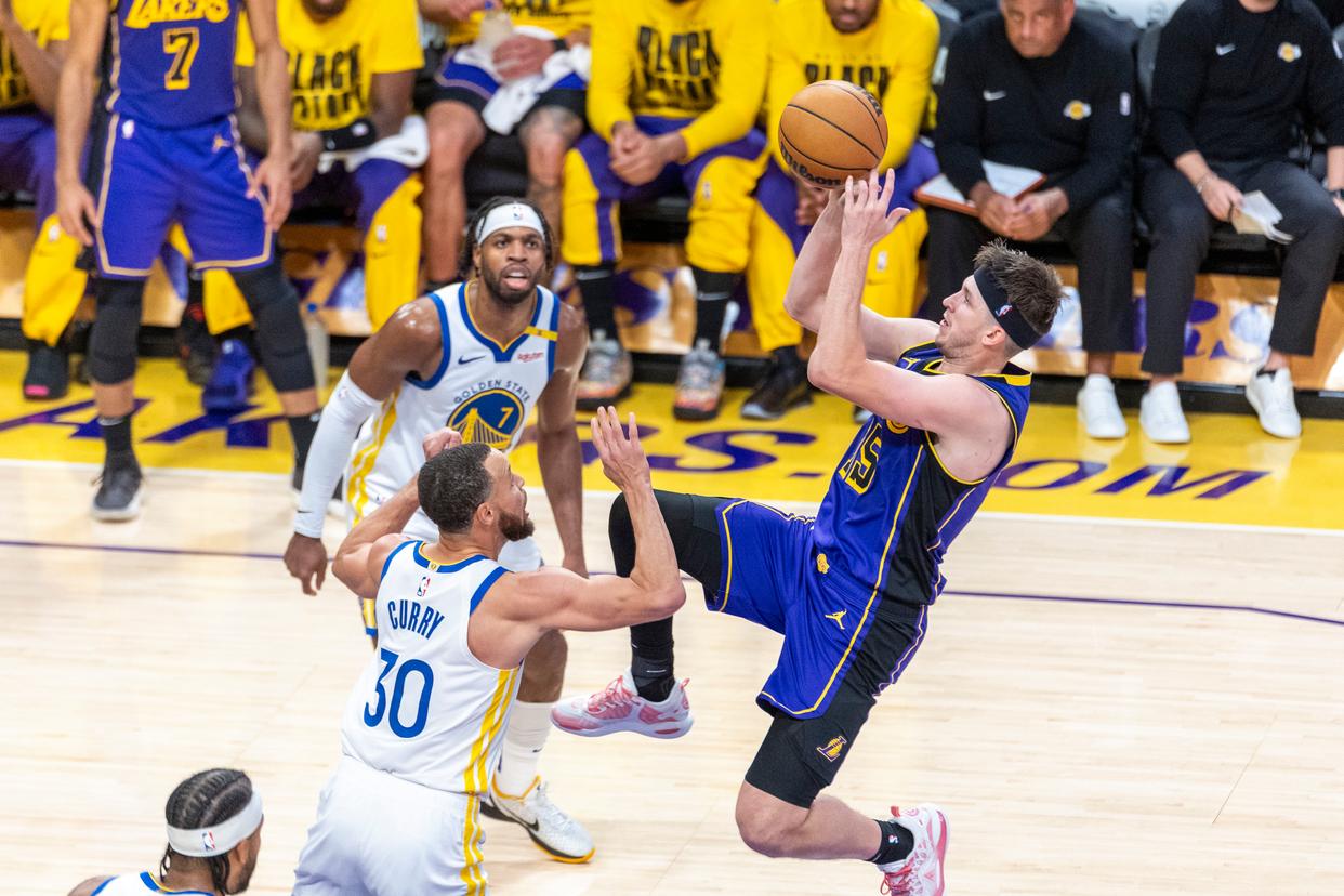 开云体育官网-NBA新赛季揭幕战火热进行，湖人战胜勇士的简单介绍