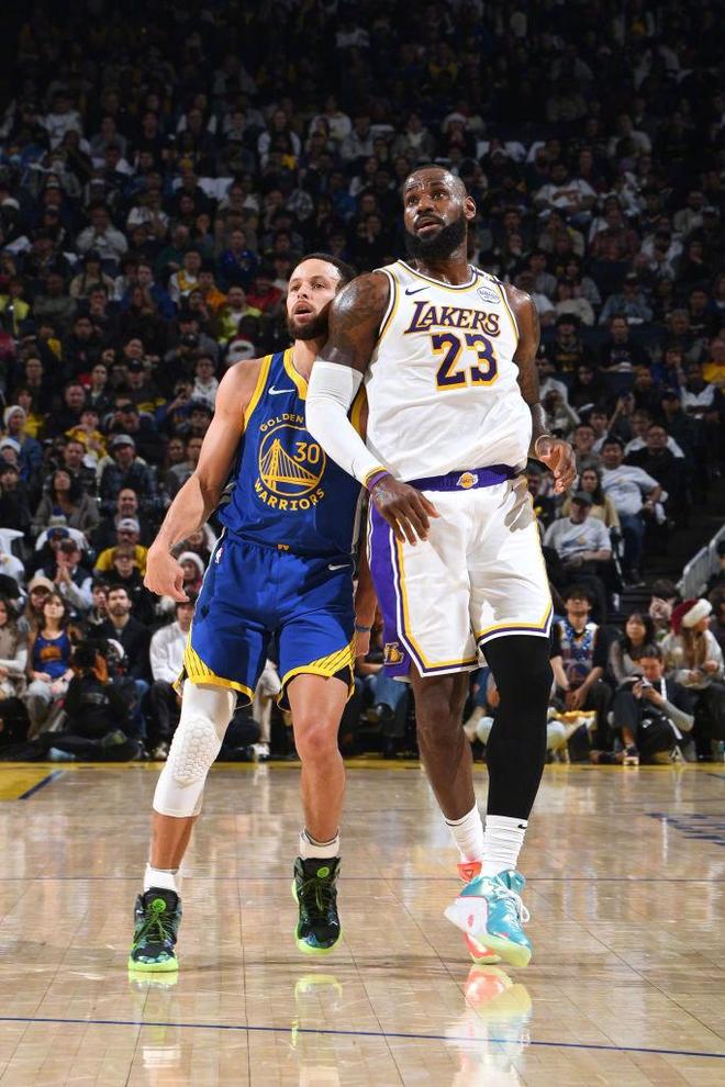 NBA新赛季揭幕战火热进行，湖人战胜勇士的简单介绍