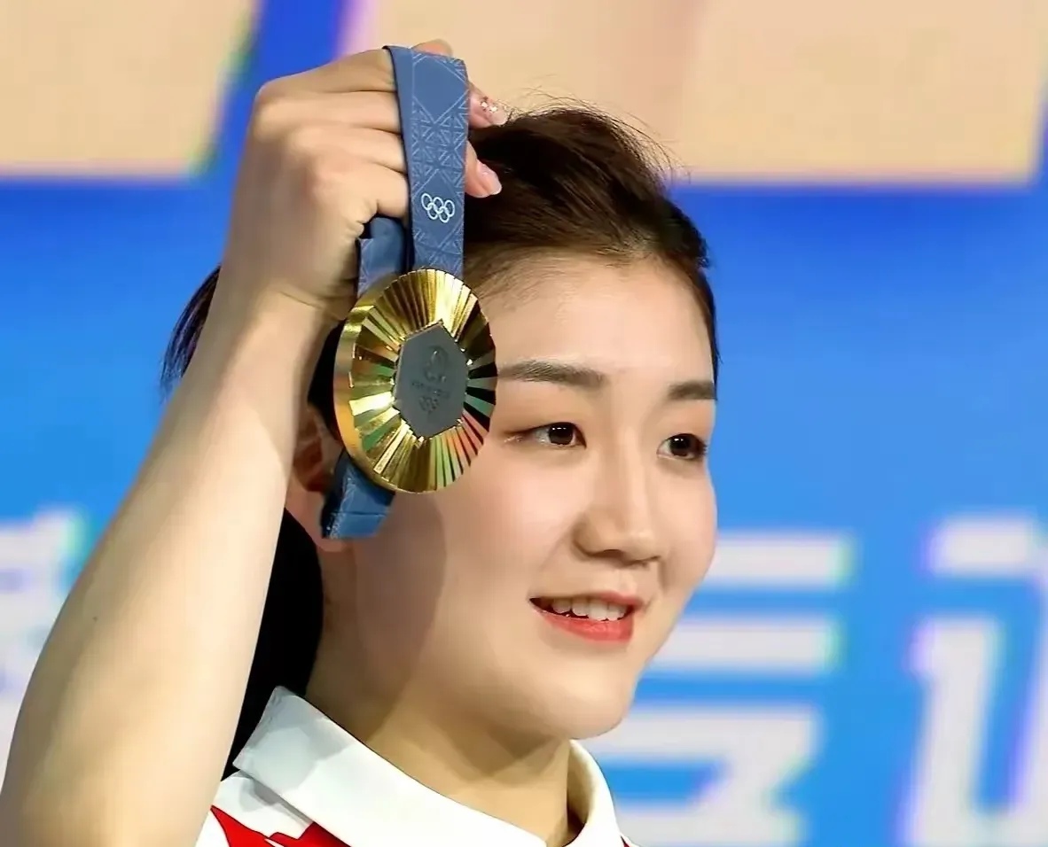 奥地利体操选手夺冠，喜笑颜开